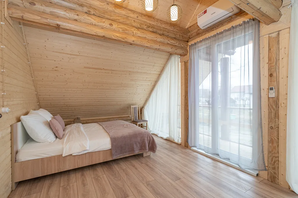 Сруб на озере