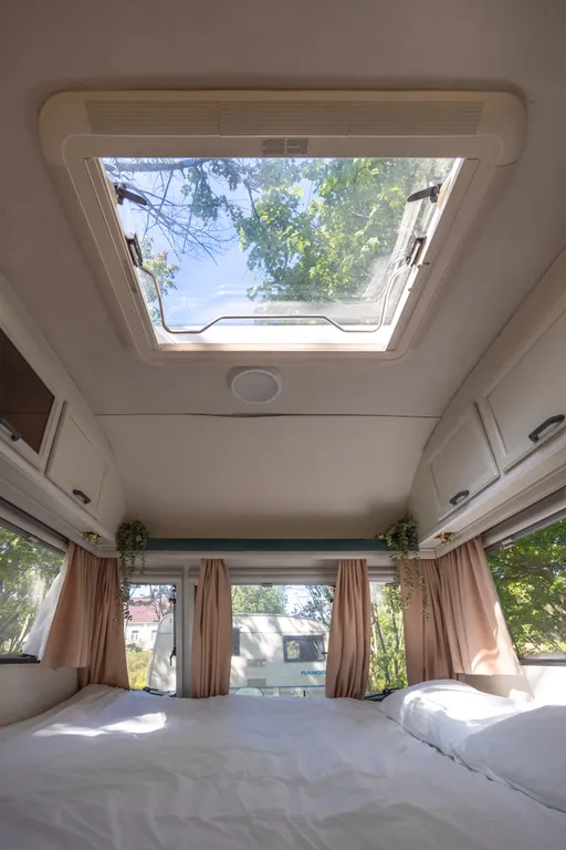 Семейный автодом возле озера