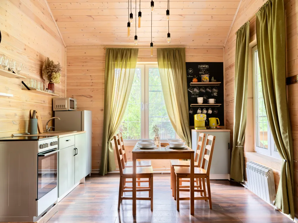 Дача с лесным характером, дровяным камином, сауной и банным чаном