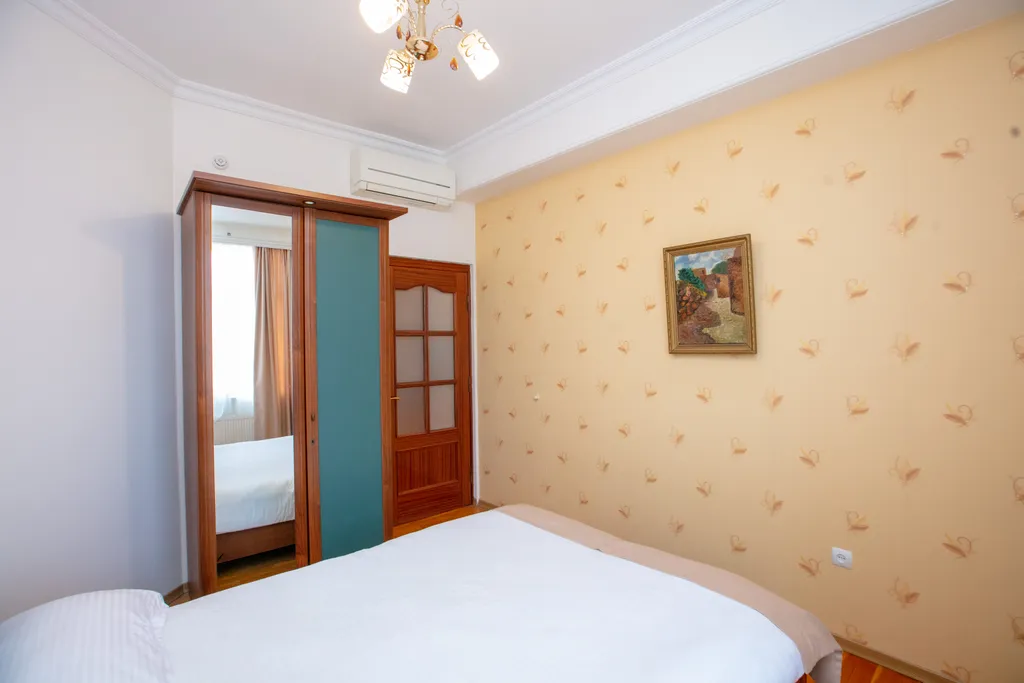 Большие семейные апартаменты Hatefi 4+1 в историческом центре Баку