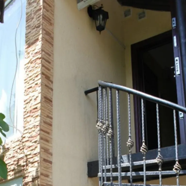 Номер со своей ванной комнатой напротив номера под ключом