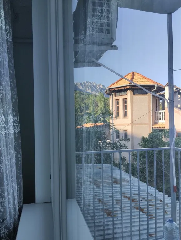 Зелёная студия с видом на море и горы