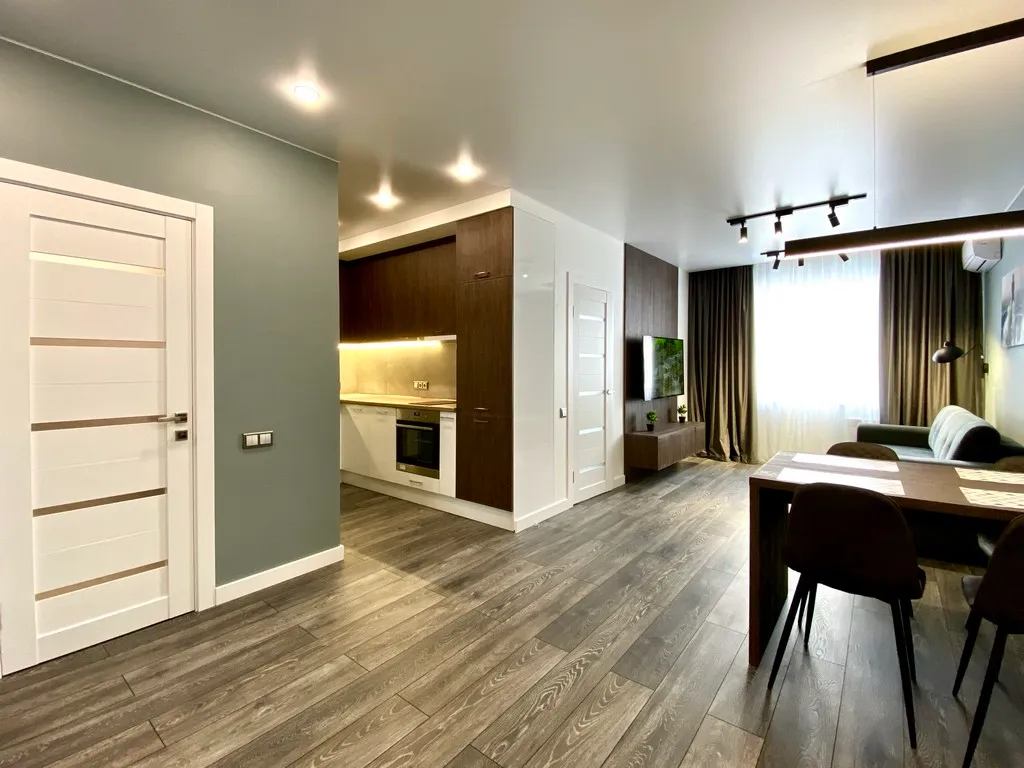 Просторная дизайнерская евродвушка бизнес-класса в центре