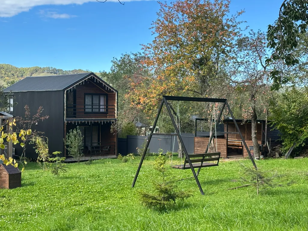 Двухэтажный коттедж с видом на лес