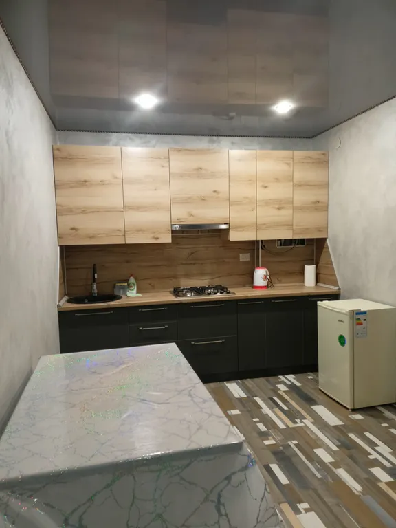 Домик с видом на пруд и сосны