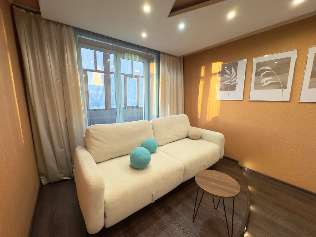 Люксовая двухкомнатная с авторским освещением