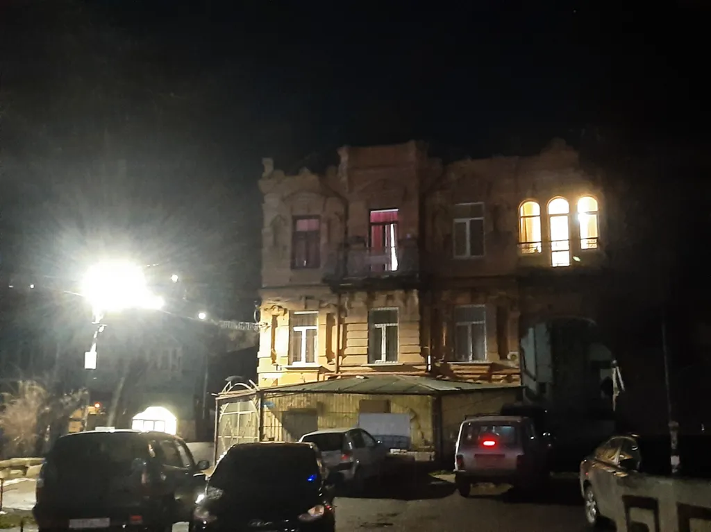 Двушка в старинном особняке у самого парка с двумя балконами