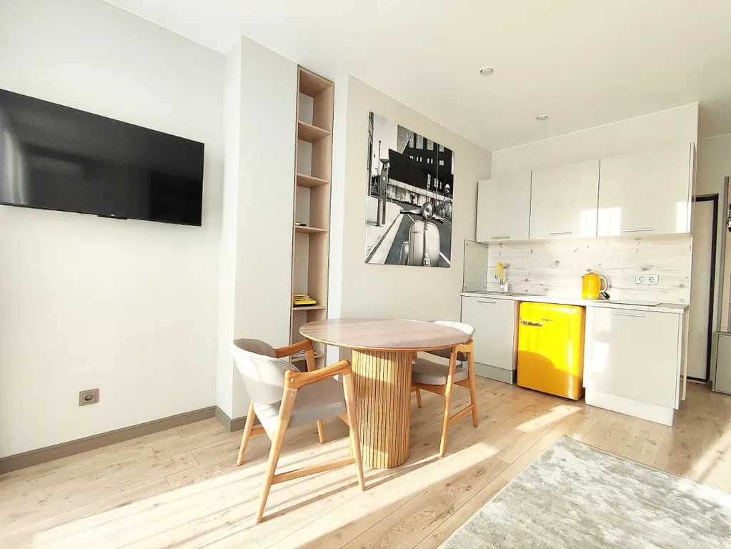 Студия с видом на город