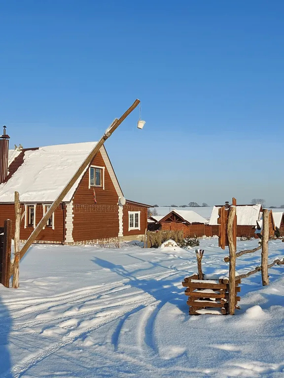 Милый домик в деревне, с видом на озеро