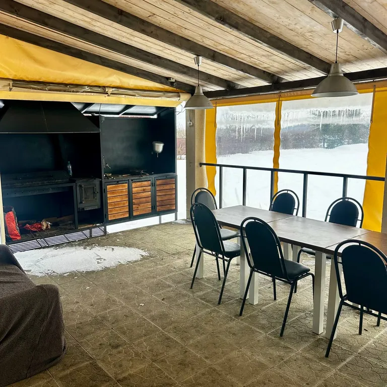 Усадьба Силичи с видом на гору