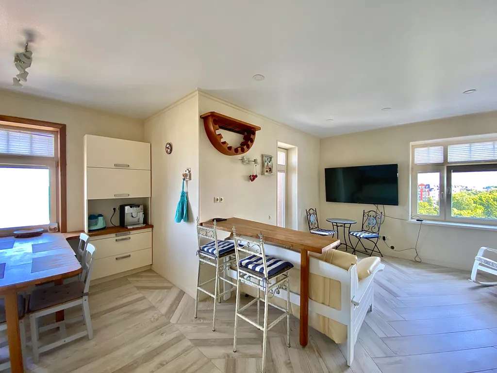 Двухуровневые просторные апартаменты с видом на море.