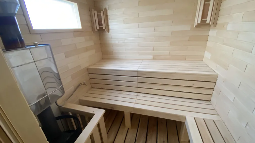 Дом с бассейном в тихом месте, недалеко от моря