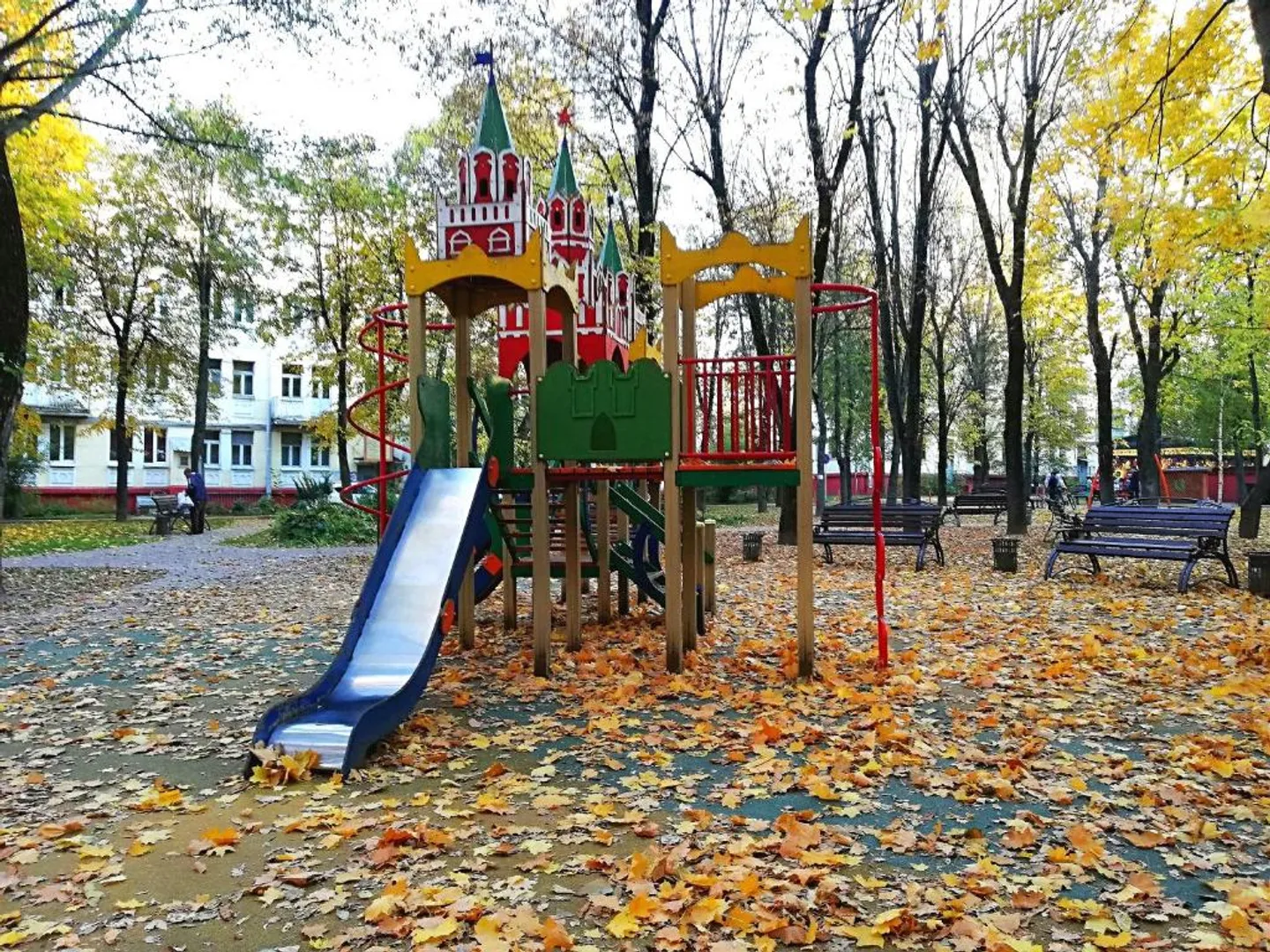 Детская площадка во дворе
