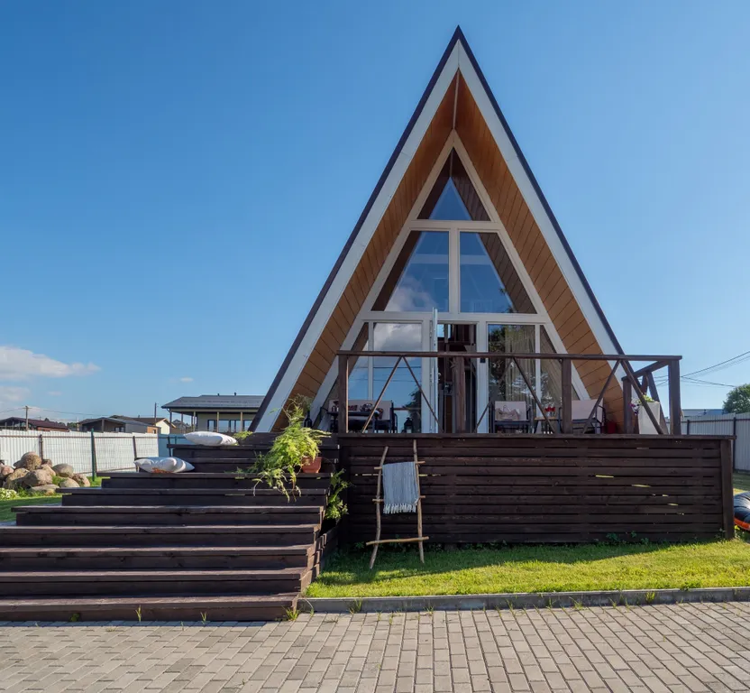 Уютный дом у озера с банькой