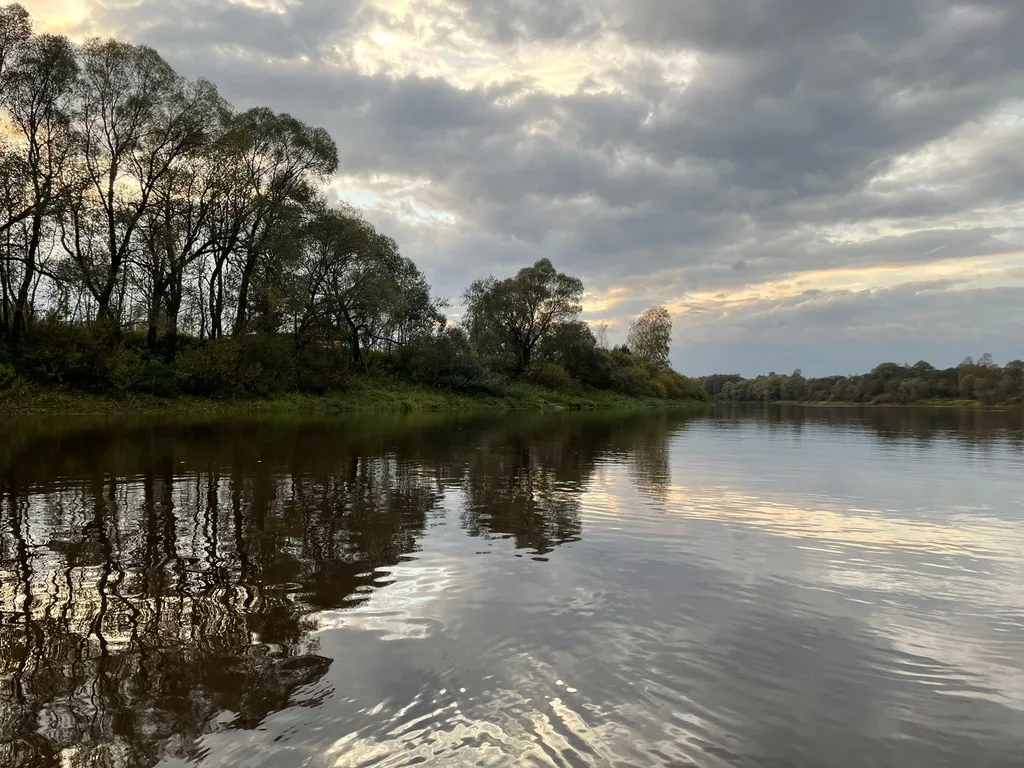 Дом на берегу лесного озера