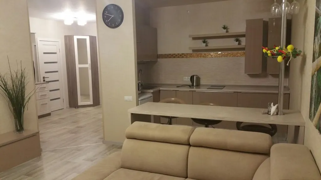 Просторная и комфортабельная евродвушка с балдахином над кроватью