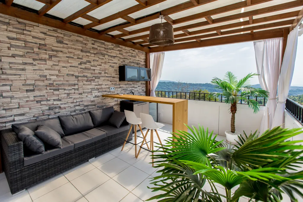 Вилла с теплым бассейном