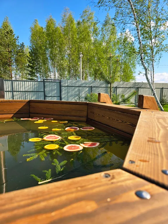 Дом с большой террасой, панорамными окнами, банным чаном и сауной