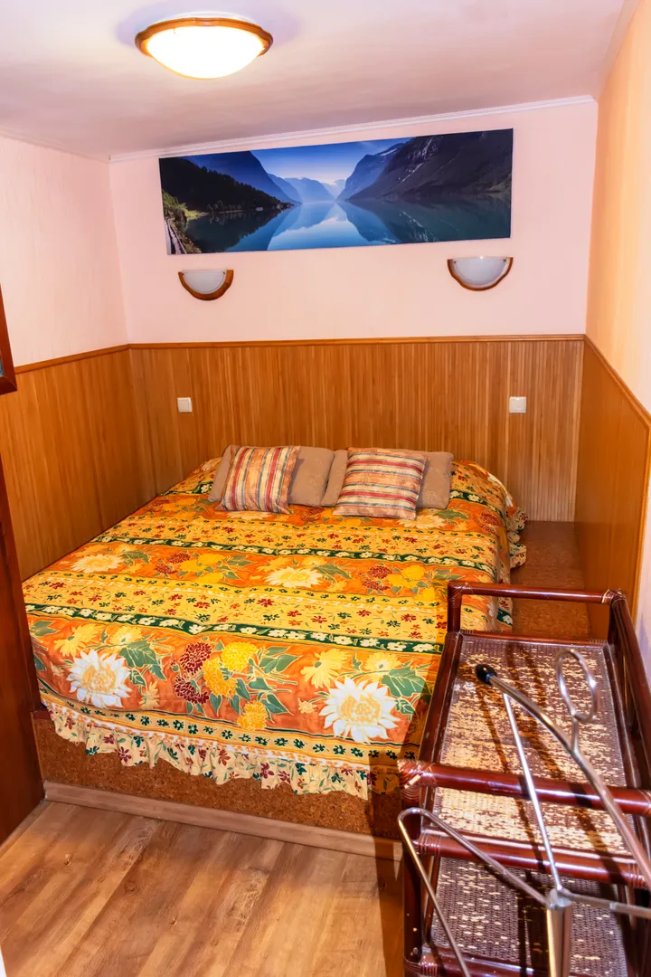 Вторая спальня, с пробковым подиумом ( двуспальная кровать 1.6 на 2 метра или 2 односпальные по 80см)