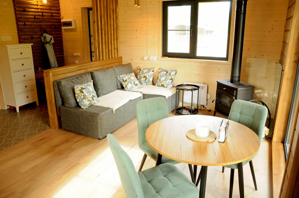 Уютный домик у леса с камином, панорамными окнами и купелью