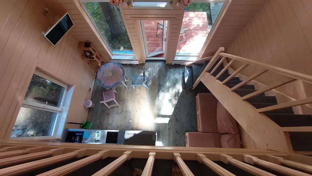 Барнхаус в лесу с розовой гостиной