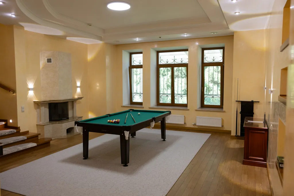 Особняк с большим бассейном в живописном лесном поселке