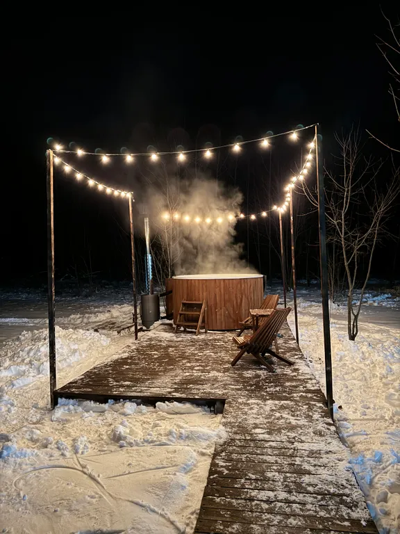 Уютный панорамный треугольный дом A-frame с видом и окружением леса