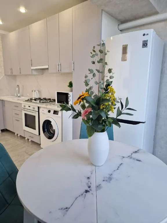 Апартамент с панорамными окнами и очками виртуальной реальности