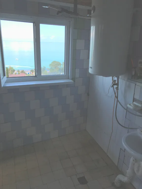 Уютная комната в центре города с видом на море