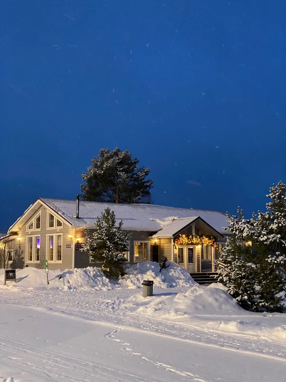 Отдых на берегу озера с видом на горнолыжный курорт и сауной в доме