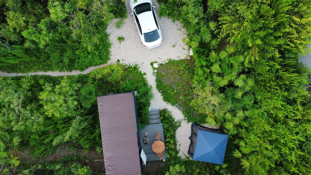 Домик-студия окруженная зеленью рядом с морем