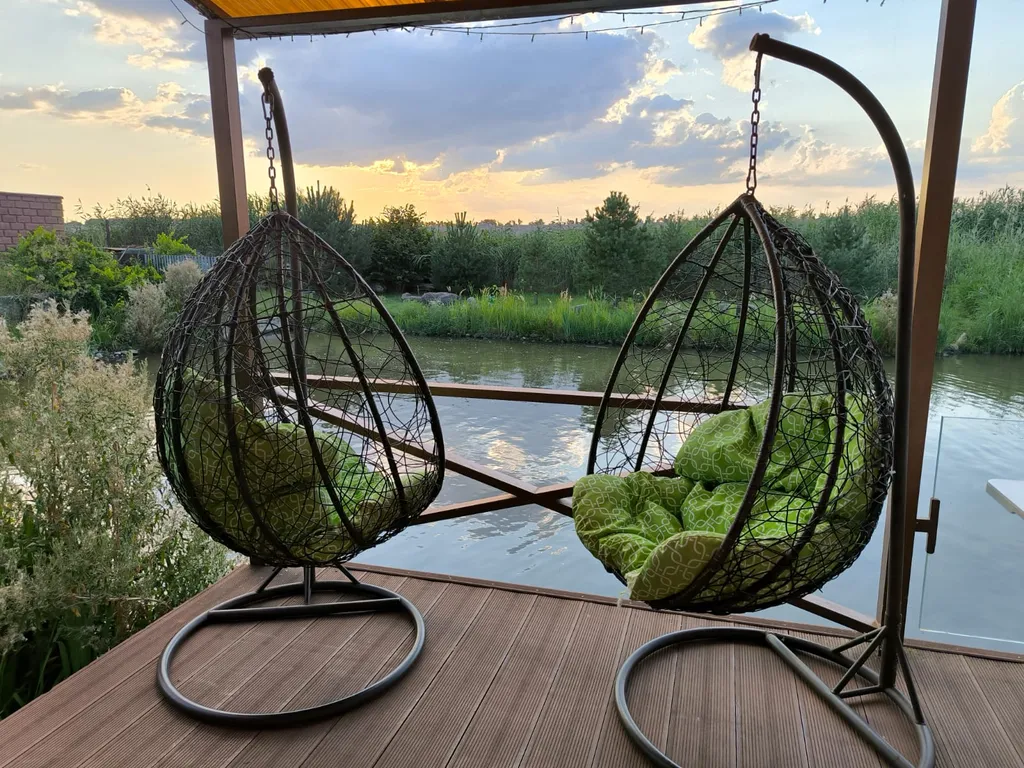 Дом у пруда