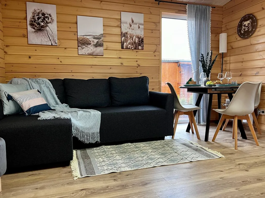 Уютный домик Karhumökki в окружении соснового леса и озер, у Игоры