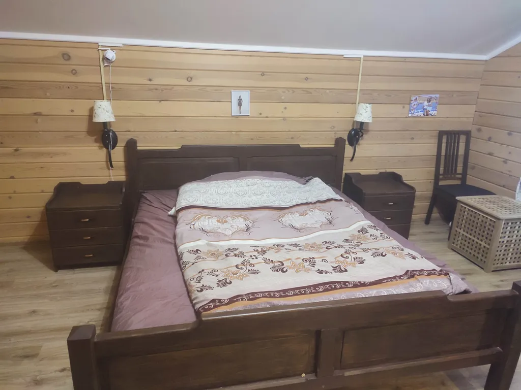 Деревянный 2-этажный коттедж у леса