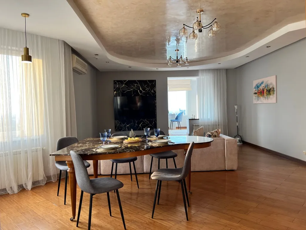 Уютная квартира с прекрасными видами в центре Алматы