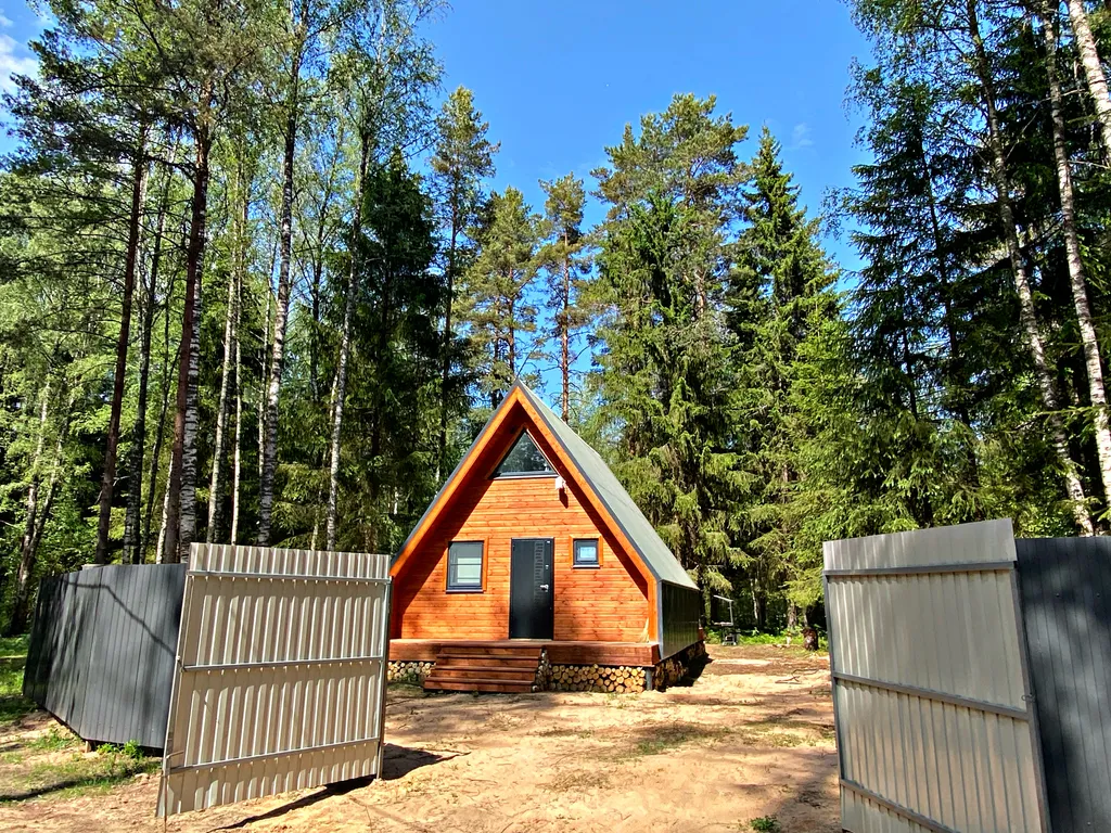 Дом A-frame с баней и джакузи под открытым небом в сосновом лесу