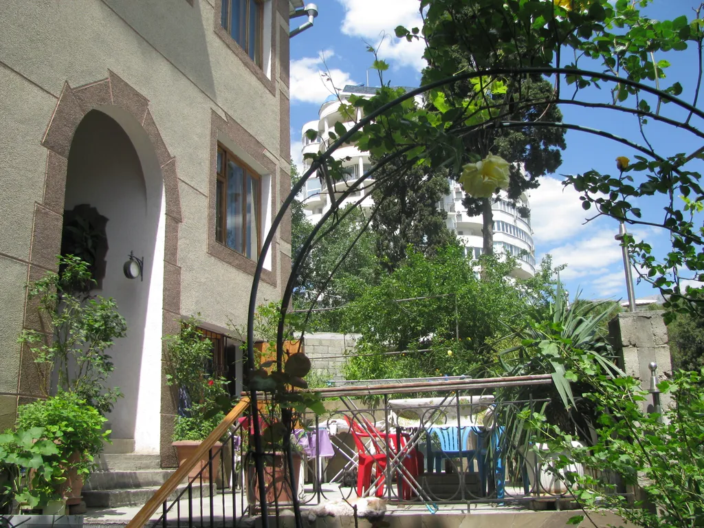 Квартира с зеленым двориком, мангалом и гаражом в 5 мин от моря