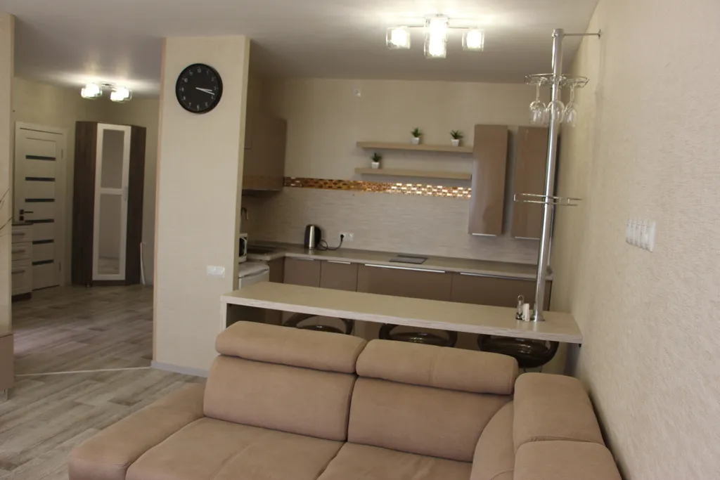 Просторная и комфортабельная евродвушка с балдахином над кроватью