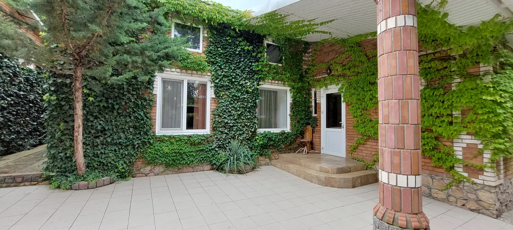 Коттедж Дом 3 спальни, большой двор беседка мангал усадьба Можжевеловый дворик — Айвовое