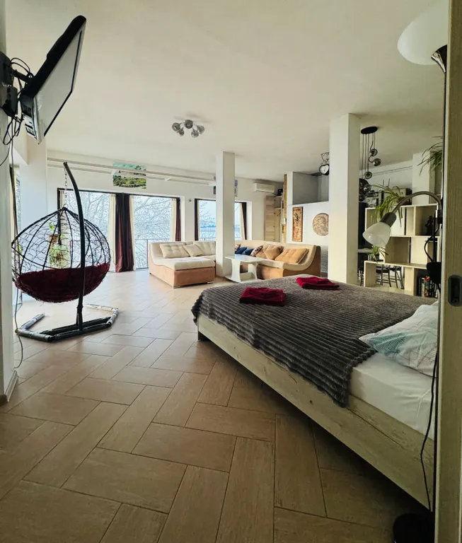 Большая студия с видом на море с панорамными окнами