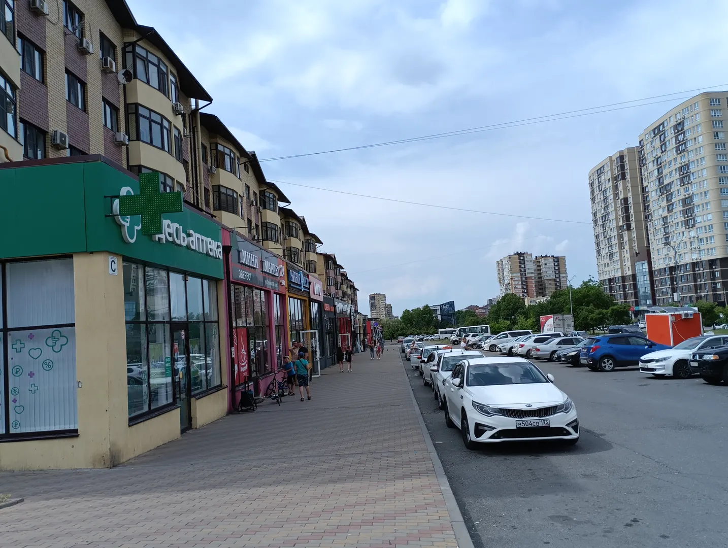 Просторная парковка, магазины