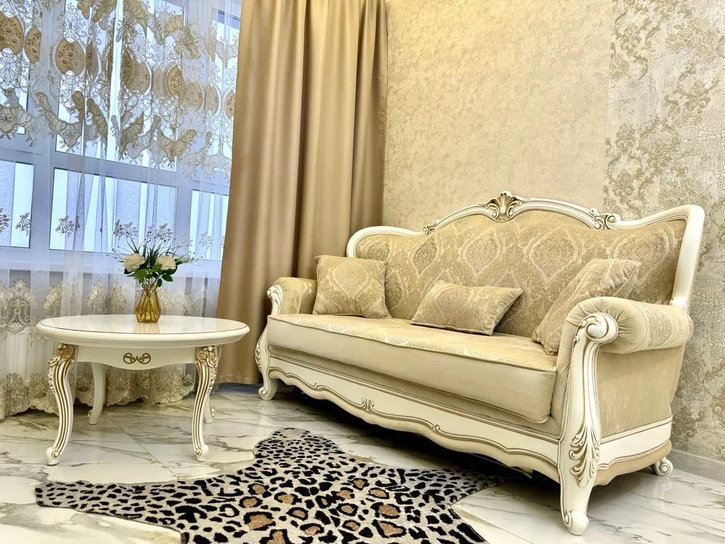 Апартаменты в античном стиле, с джакузи и красивым видом из окна