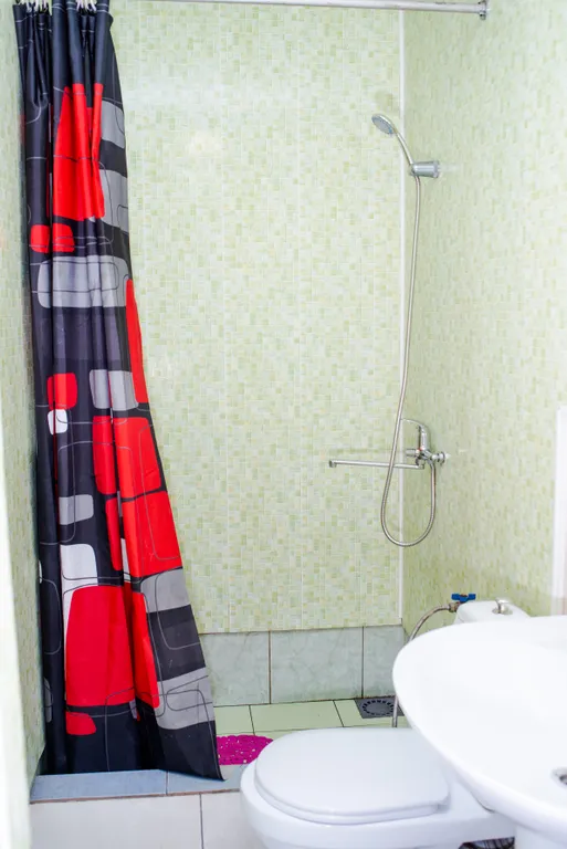 Домик в красивом саду