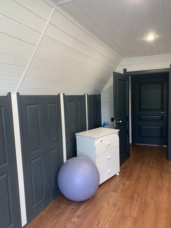 Уютный дом на берегу реки