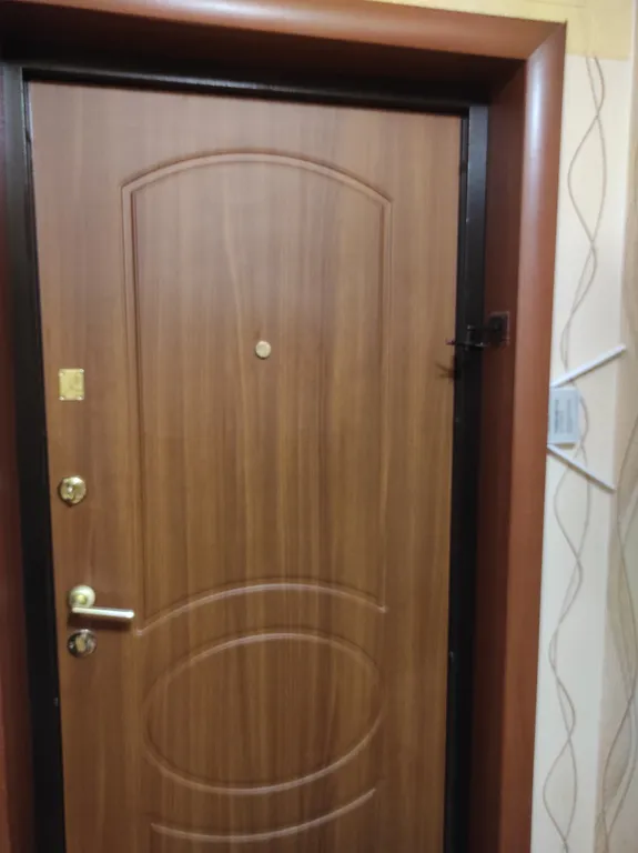 Уютная квартира с роскошной кроватью (2*2м) из натурального дерева