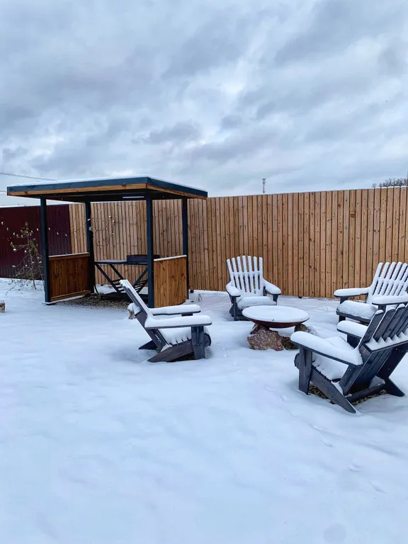 Gray дом в стиле барнхаус с видом на лес