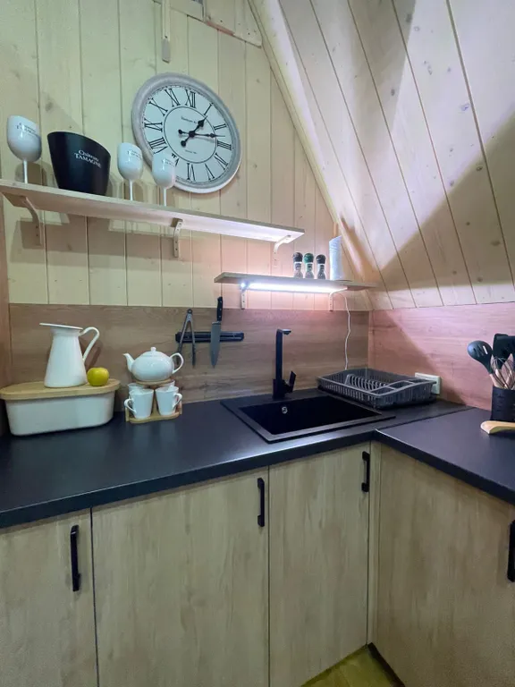 Коттедж Дом А-frame в хвойном лесу — Половина