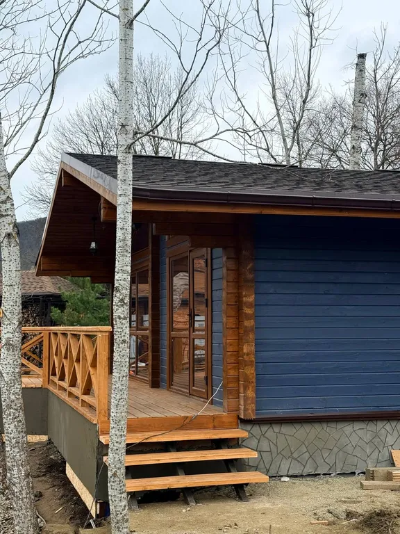 Шале в горах на берегу реки