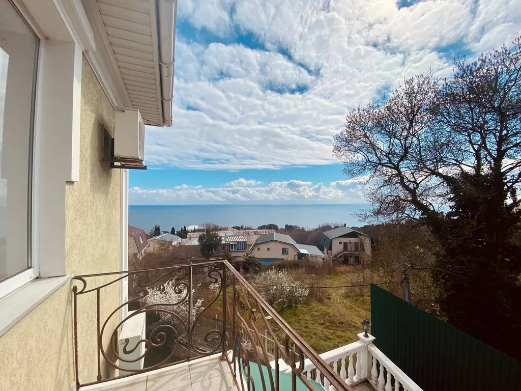 Комнаты с видом на море и горы