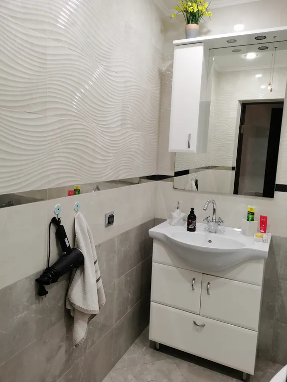 Центр города, уютная квартира в новом доме, лифт, парковочное место.